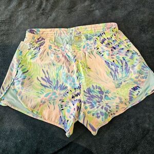 Size 4 Lilly Pulitzer Luxletic Ocean Trail Shorts. Shell of a Party Print.